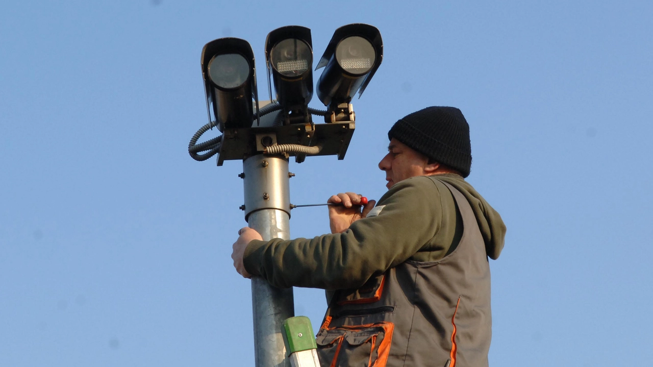 Installazione di una telecamera di videosorveglianza (foto di repertorio) Installazione di una telecamera di videosorveglianza (foto di repertorio)