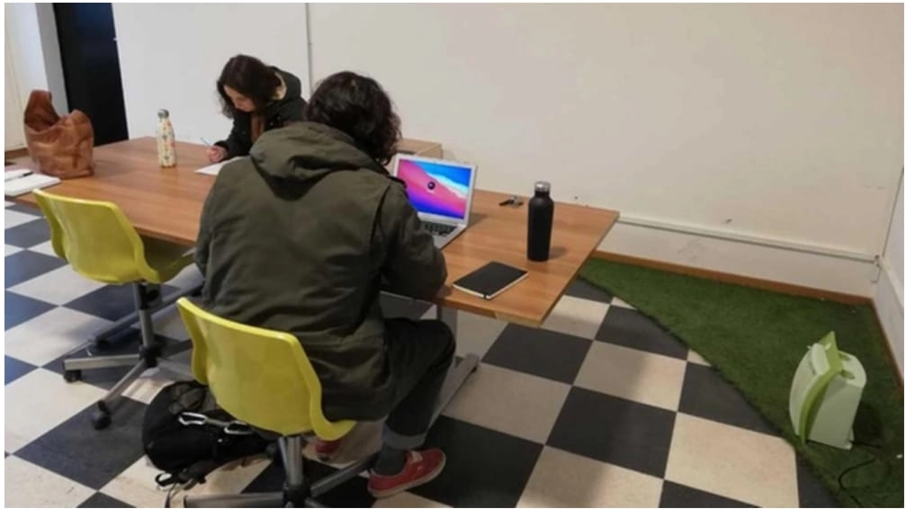 Studenti al freddo nell'aula studio dell'ex tribunale Studenti al freddo nell'aula studio dell'ex tribunale