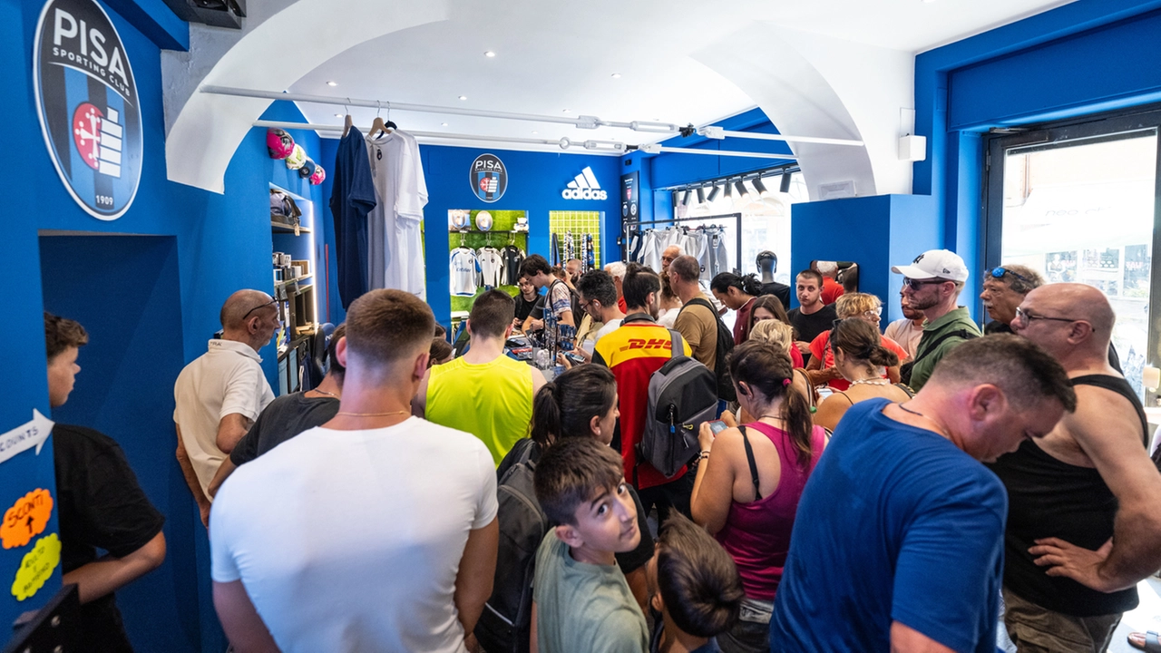L’assalto al Pisa Store per accaparrarsi i biglietti di Pisa-Inter (Fotoservizio Elena Pardini/Valtriani) L’assalto al Pisa Store per accaparrarsi i biglietti di Pisa-Inter (Fotoservizio Elena Pardini/Valtriani)