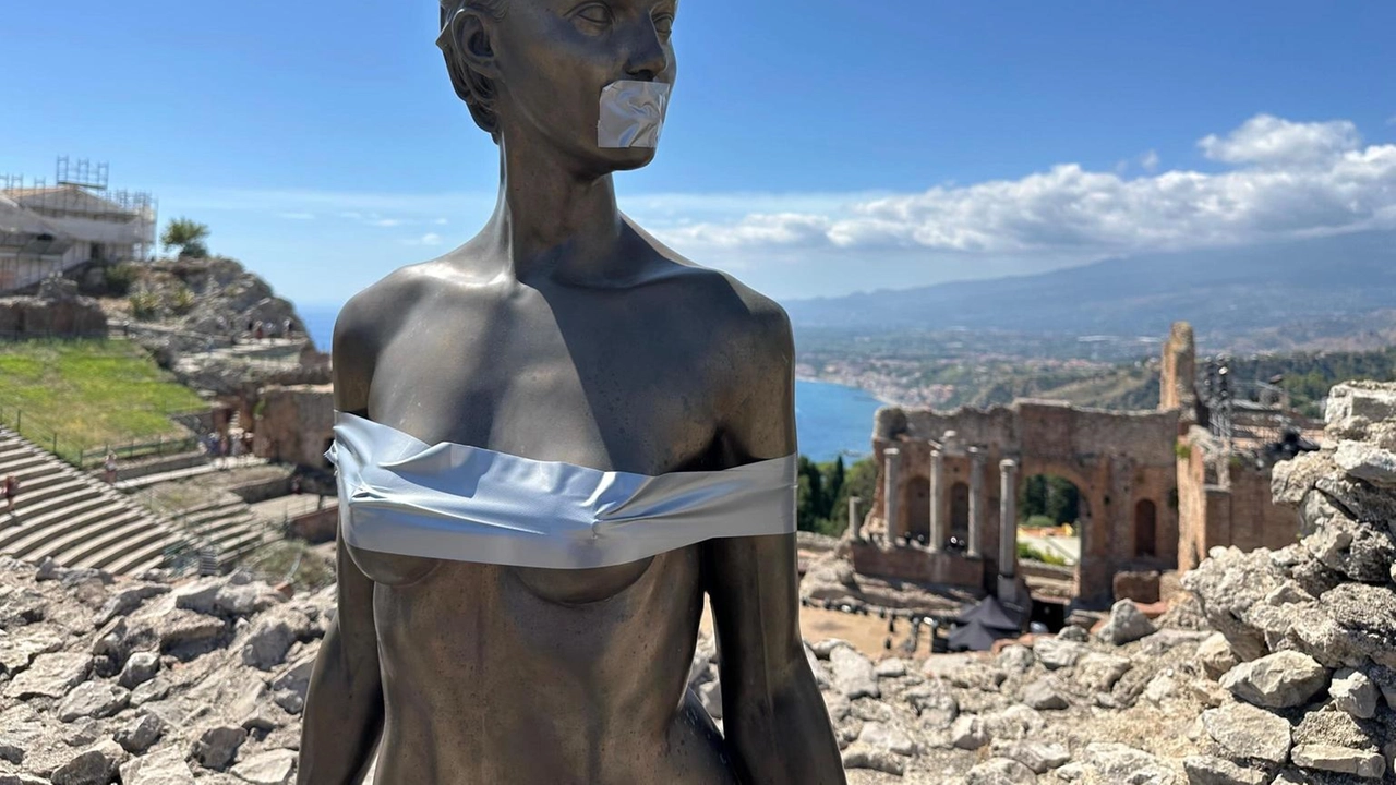 Visitatori sorpresi pensano a vandalo, e qualcuno lo redarguisce Visitatori sorpresi pensano a vandalo, e qualcuno lo redarguisce