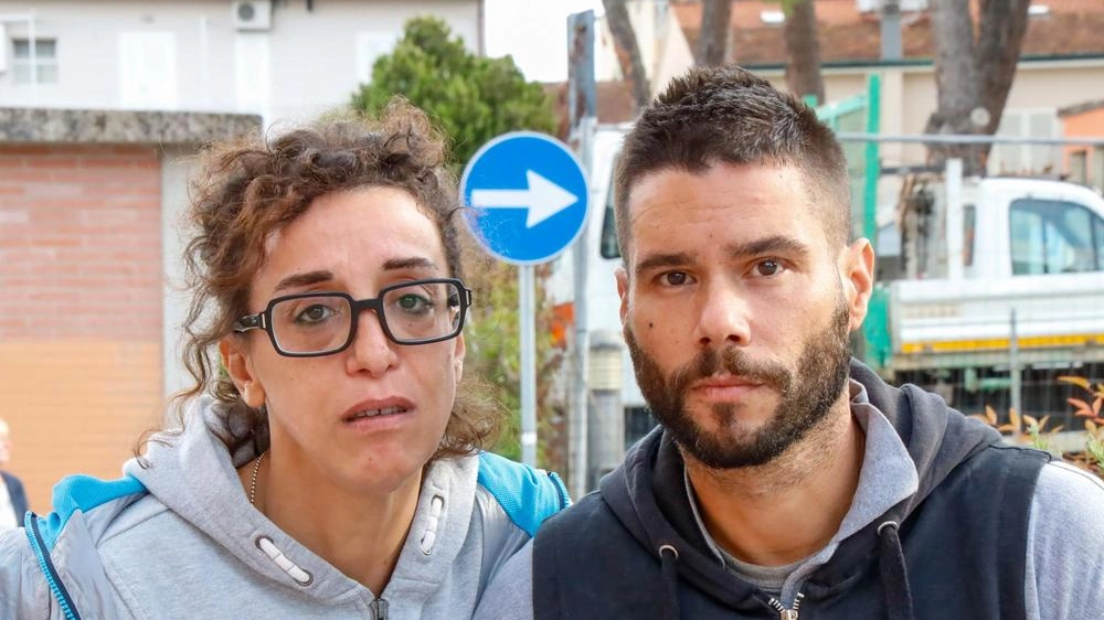 Sandra Cioni 47 anni di Lastra e Pasquale Termini, 40 anni di Signa dividono un solo pasto e vivono in un casolare Sandra Cioni 47 anni di Lastra e Pasquale Termini, 40 anni di Signa dividono un solo pasto e vivono in un casolare
