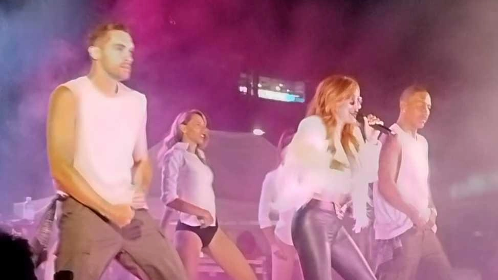 Sabrina Salerno sul palco di Marina di Massa e un momento dei fuochi d’artificio