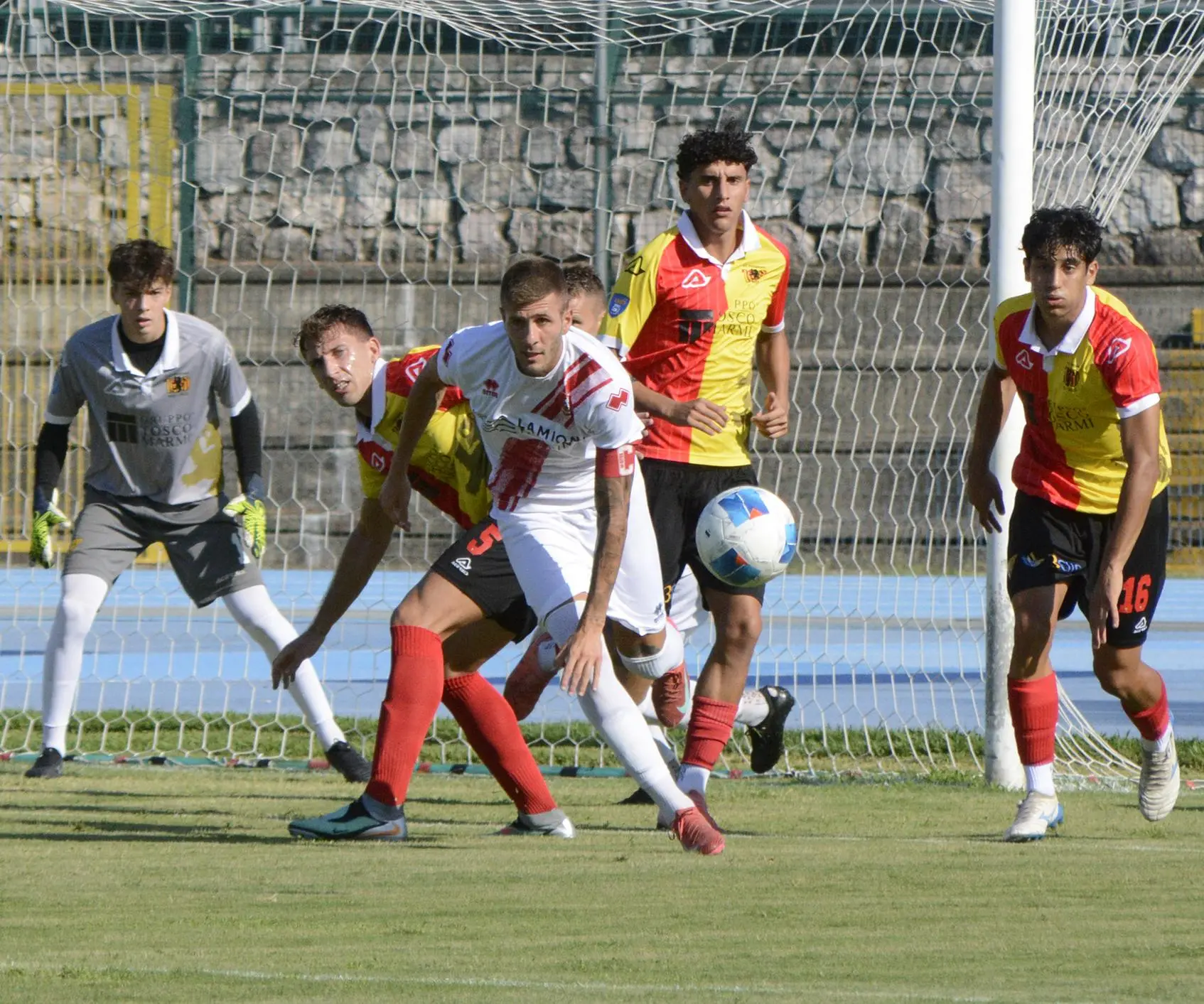 Calcio Serie D. Il Poggibonsi gioca alla pari ma nel finale si pungere due volte