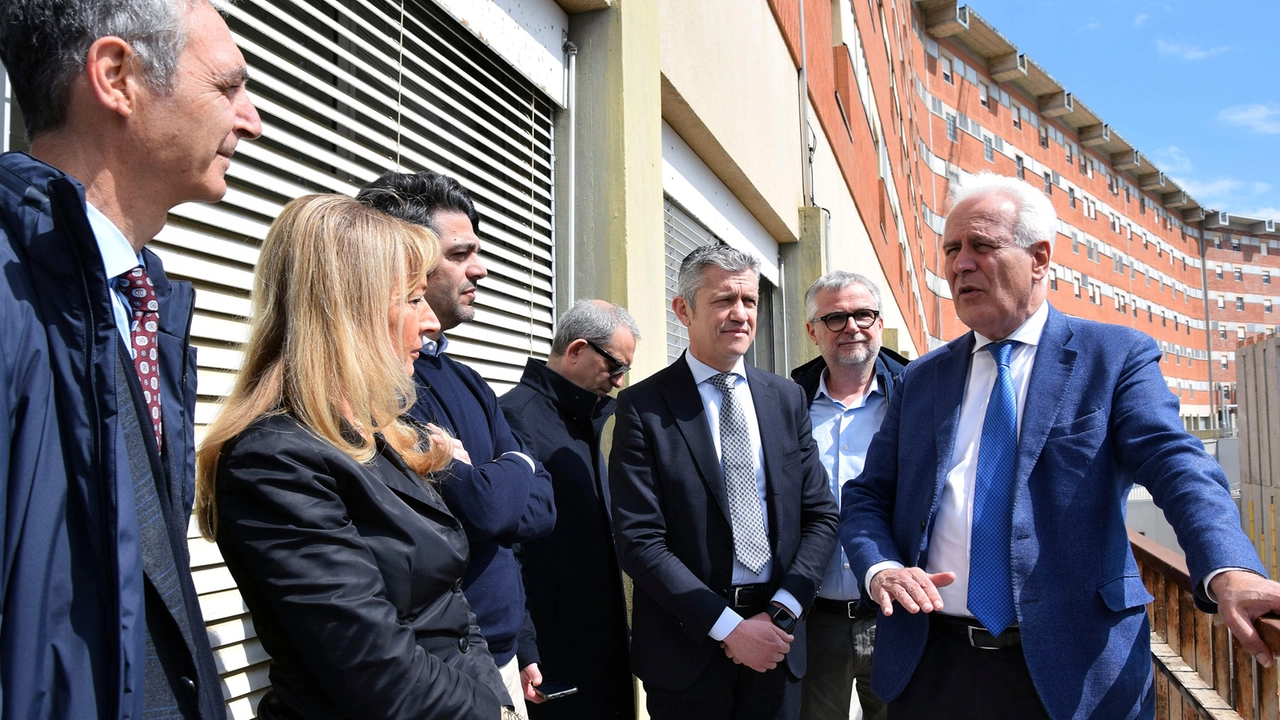 Il presidente della Regione Toscana Eugenio Giani con l’assessore regionale alla Sanità Simone Bezzini e il dg delle Scotte Antonio Barretta durante il sopralluogo ai cantieri del Volàno