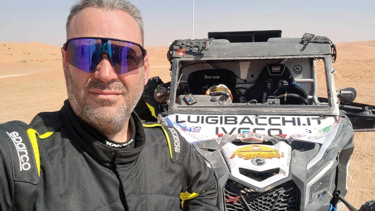 Stefano Marrini, alle sue spalle il mezzo con il quale ha affrontato la Dakar 2025 Stefano Marrini, alle sue spalle il mezzo con il quale ha affrontato la Dakar 2025