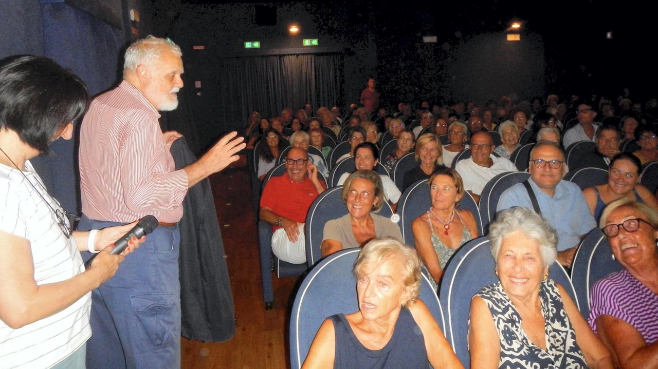 Il regista ha presentato al cinema Centrale l’ultima opera “La vita accanto“. In una sala da tutto esaurito ha risposto alle domande degli spettatori. Il regista ha presentato al cinema Centrale l’ultima opera “La vita accanto“. In una sala da tutto esaurito ha risposto alle domande degli spettatori.