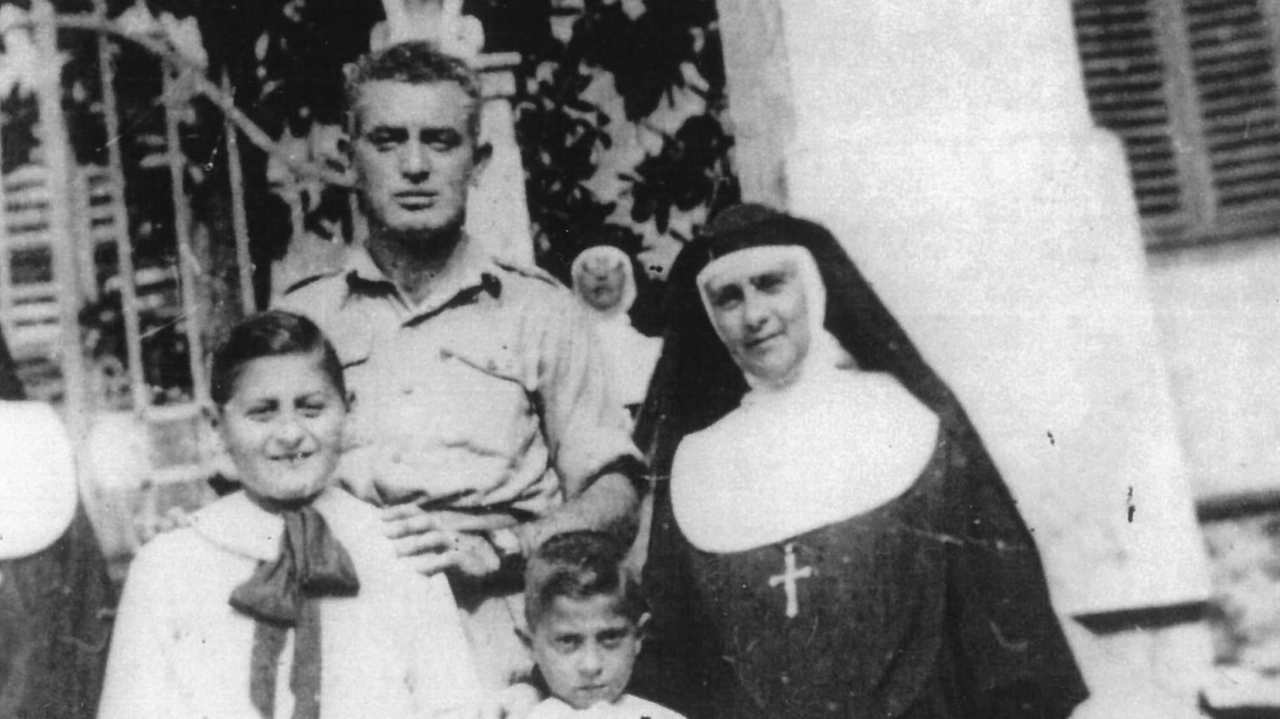 I fratellini Pacifici insieme a suor Marta e al soldato Abraham I fratellini Pacifici insieme a suor Marta e al soldato Abraham