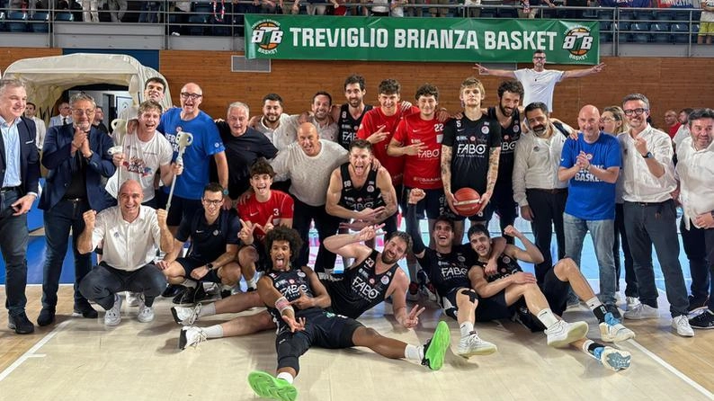 La Fabo in festa sotto il settore ospiti del PalaFacchetti al termine di gara-5 La Fabo in festa sotto il settore ospiti del PalaFacchetti al termine di gara-5