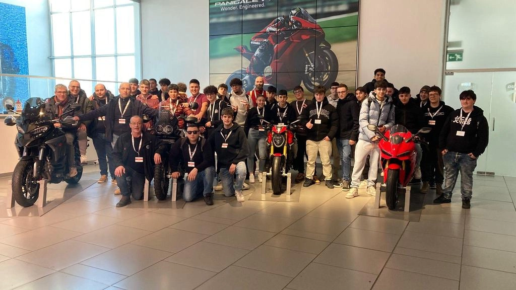 Un sogno che si avvera. Gli studenti del Mat dell’Istituto Pacinotti Belmesseri hanno visitato la fabbrica e il museo... Un sogno che si avvera. Gli studenti del Mat dell’Istituto Pacinotti Belmesseri hanno visitato la fabbrica e il museo...