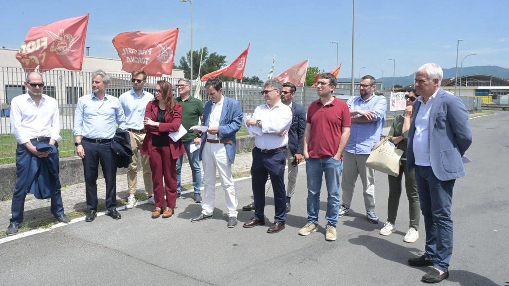 Le rappresentanze sindacali davanti allo stabilimento della Valmet a Lucca Le rappresentanze sindacali davanti allo stabilimento della Valmet a Lucca