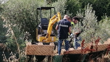 Denisa e Ana, le ruspe nel giardino degli orrori. Il sospetto: ci sono altri resti umani