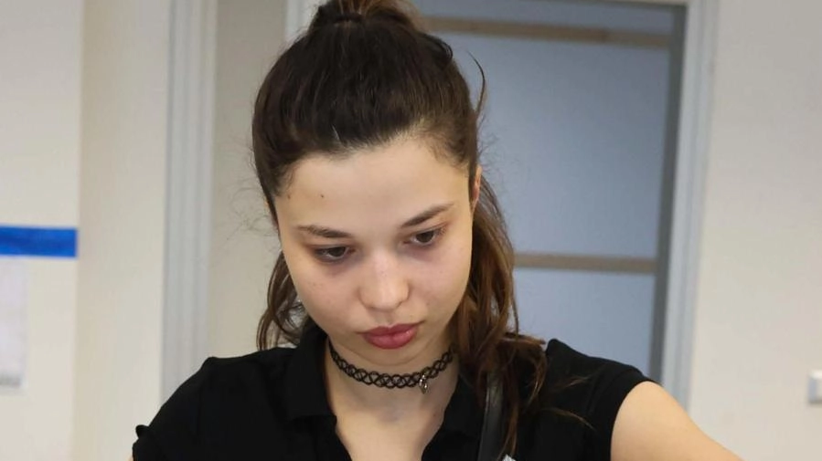 Un’elettrice al voto