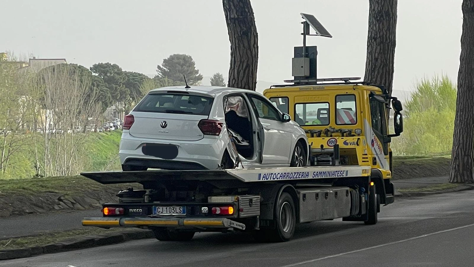 La Volkswagen Polo finita fuori strada