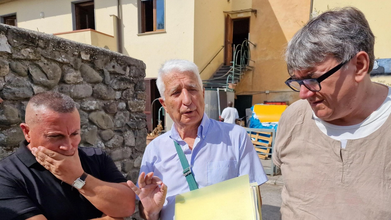 Al centro della foto il professor Mauro Matteucci, che insegna italiano ai migranti ed è referente del Centro Don Lorenzo Milani di Pistoia Al centro della foto il professor Mauro Matteucci, che insegna italiano ai migranti ed è referente del Centro Don Lorenzo Milani di Pistoia