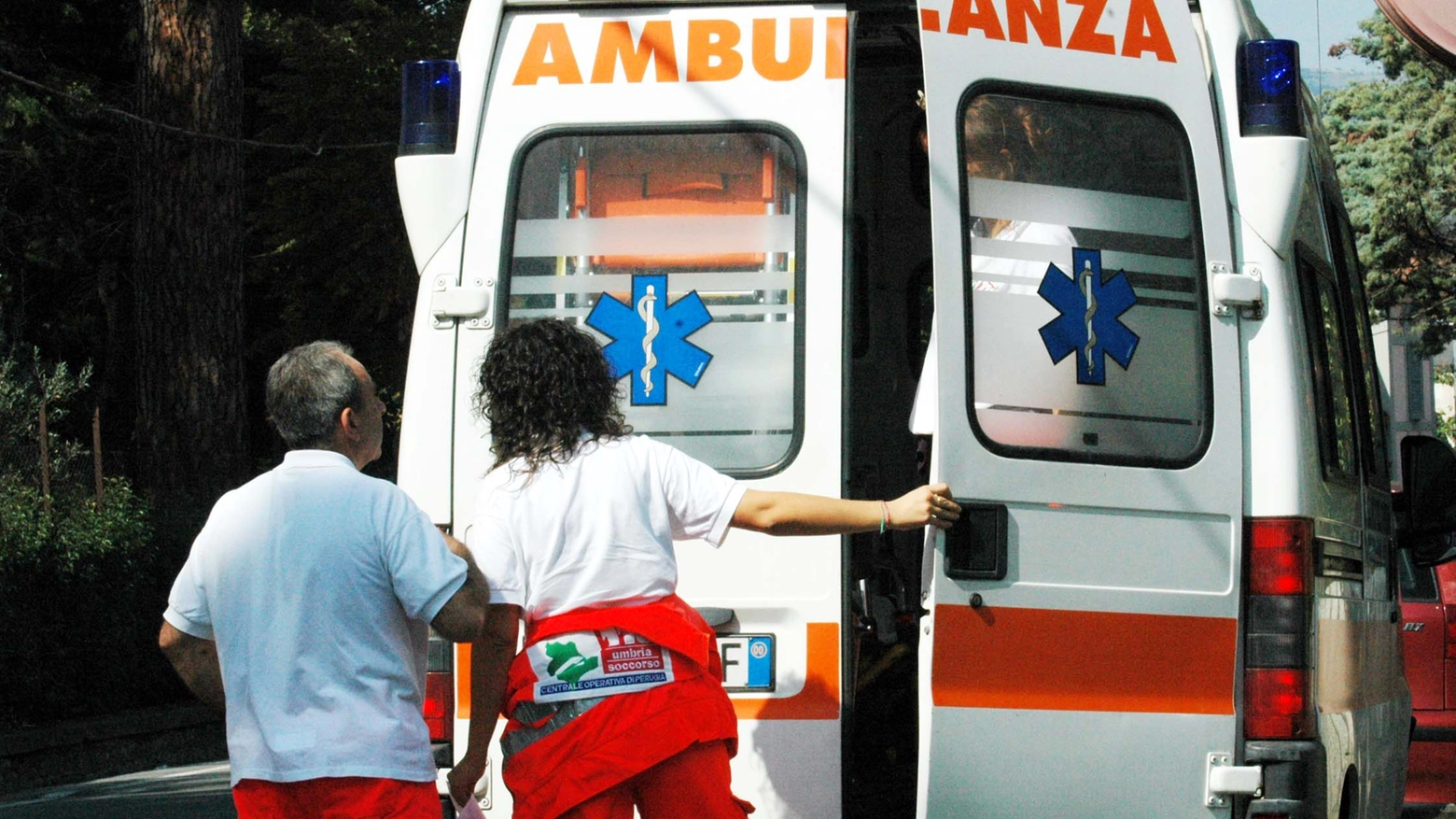 Soccorritori in ambulanza (Archivio)