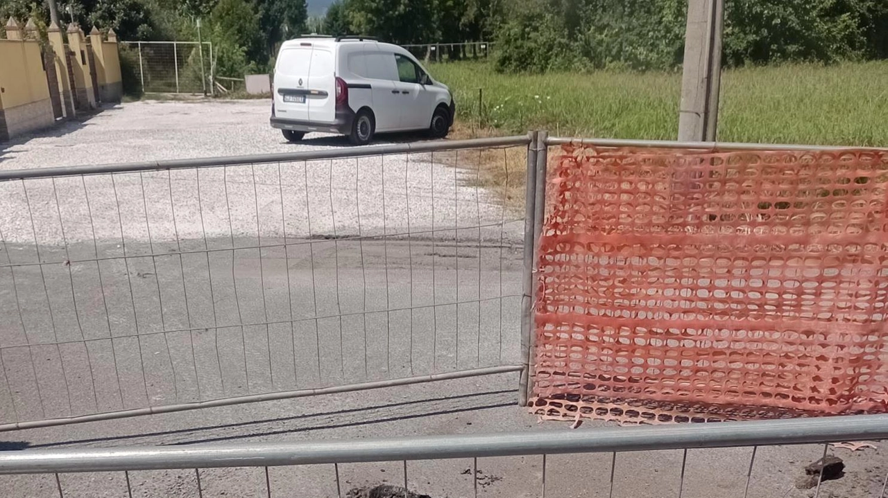 A Carrara, lavori di asfaltatura in corso su strade secondarie frequentate da biciclette e moto. Problemi di buche e pericoli per i veicoli due ruote. Situazione critica in via Siena con una autobotte caduta in una buca. Preoccupazione tra i residenti per la sicurezza stradale. A Carrara, lavori di asfaltatura in corso su strade secondarie frequentate da biciclette e moto. Problemi di buche e pericoli per i veicoli due ruote. Situazione critica in via Siena con una autobotte caduta in una buca. Preoccupazione tra i residenti per la sicurezza stradale.