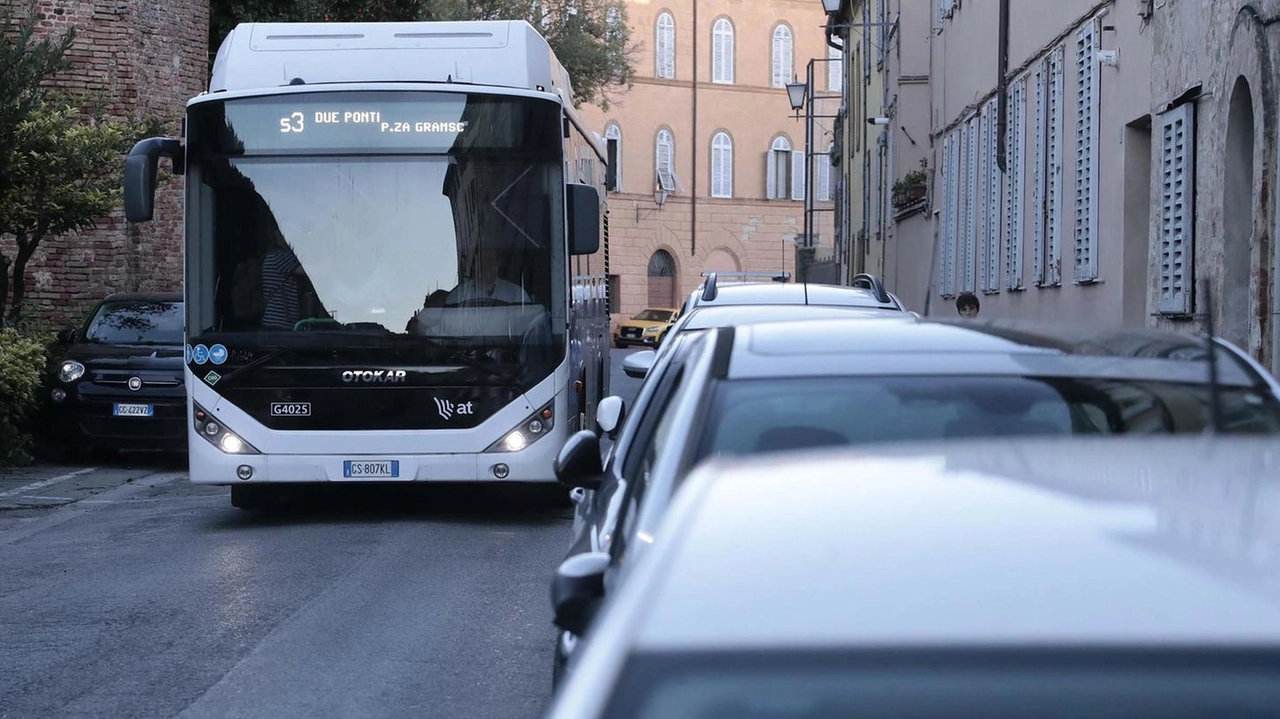 L’episodio sabato in via Campansi: "Mezzo fermo 45 minuti, corse deviate" L’episodio sabato in via Campansi: "Mezzo fermo 45 minuti, corse deviate"