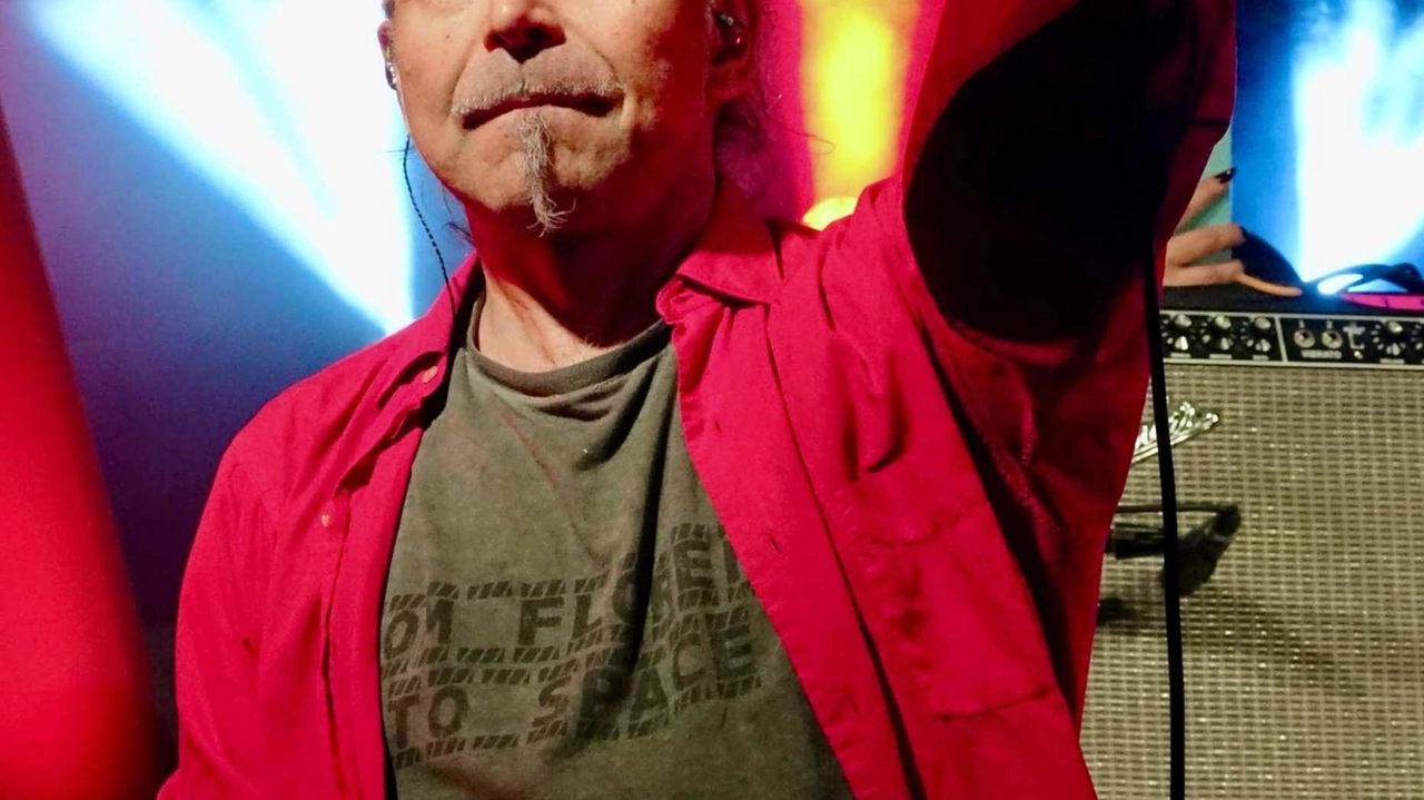 Sul palco con il rocker anche gli Afterhours, la Bandabardò e tanti altri