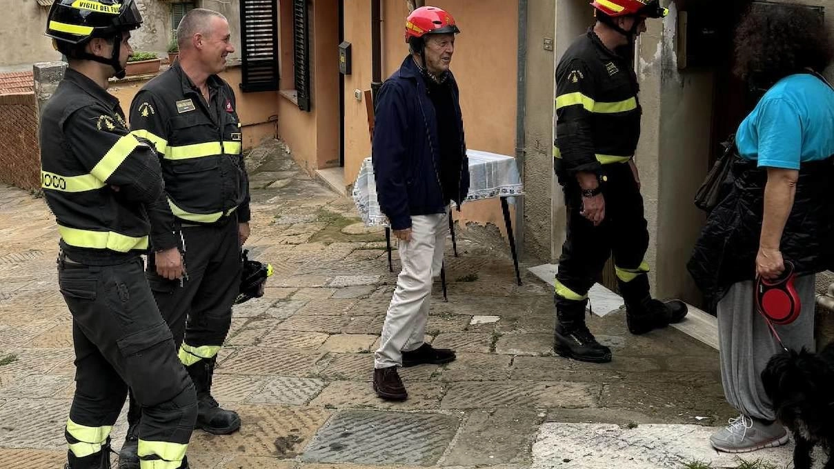 L’intervento dei vigili del fuoco che hanno soccorso la donna che, al momento del crollo, stava bevendo un caffè seduta nella cucina L’intervento dei vigili del fuoco che hanno soccorso la donna che, al momento del crollo, stava bevendo un caffè seduta nella cucina