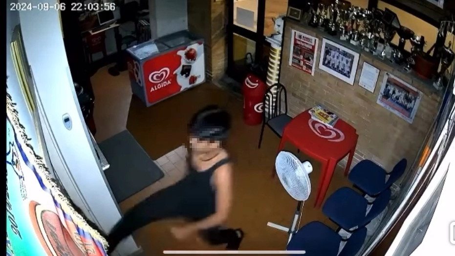 L’immagine del giovane entrato all’interno della palestra ripreso dalle telecamere L’immagine del giovane entrato all’interno della palestra ripreso dalle telecamere