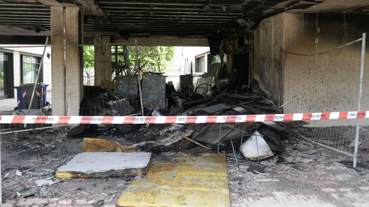 Il cantiere distrutto in viale della Repubblica nell’incendio di sabato sera Foto Attalmi
