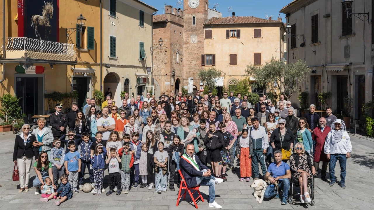 La foto in piazza dei residenti di Lajatico organizzata dal Comune. Al centro il sindaco Fabio Tedeschi