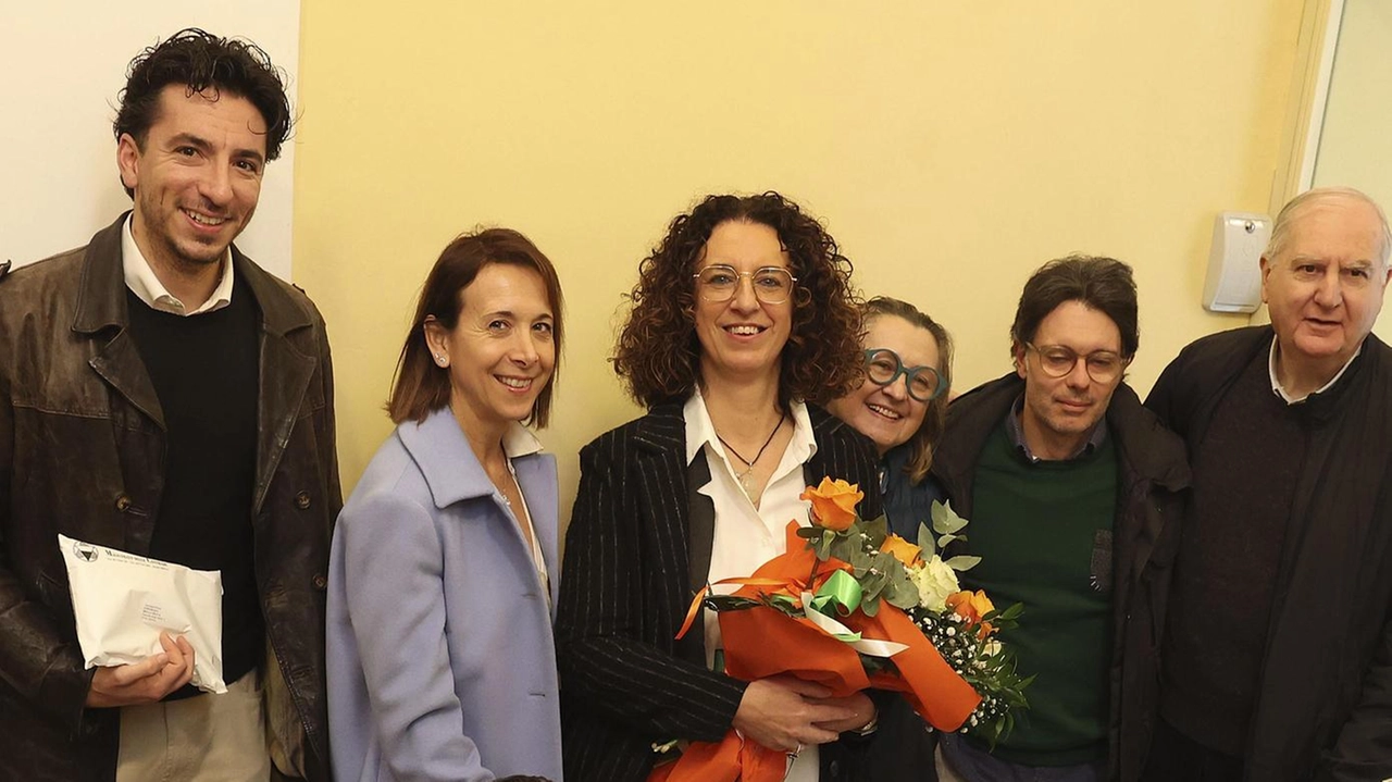 Una delegazione selvaiola ha atteso Benedetta Mocenni fuori dal Magistrato per un abbraccio ed un omaggio floreale Una delegazione selvaiola ha atteso Benedetta Mocenni fuori dal Magistrato per un abbraccio ed un omaggio floreale