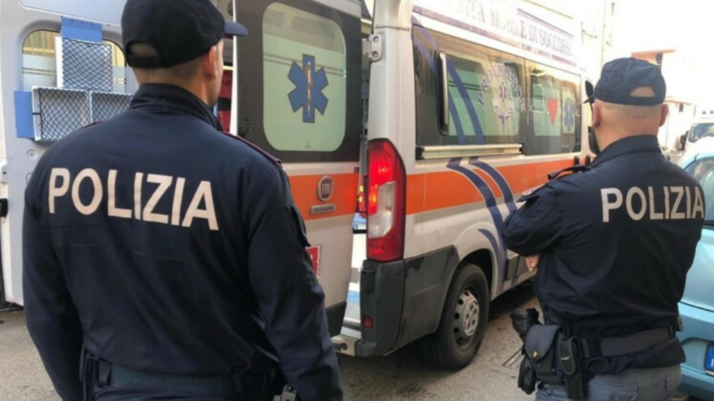 Polizia e 118 (foto di repertorio Ansa) Polizia e 118 (foto di repertorio Ansa)