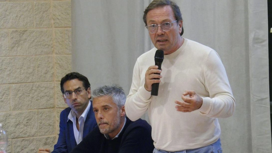 Il presidente di Publiacqua, Nicola Perini, durante l’asseblea con i cittadini a Oste Il presidente di Publiacqua, Nicola Perini, durante l’asseblea con i cittadini a Oste