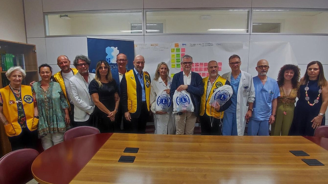 l governatore Francesco Cottini e il coordinatore del service Luca Bettiì hanno consegnato a nome del Lions Club 108 LA il kit per le vittime di violenza l governatore Francesco Cottini e il coordinatore del service Luca Bettiì hanno consegnato a nome del Lions Club 108 LA il kit per le vittime di violenza