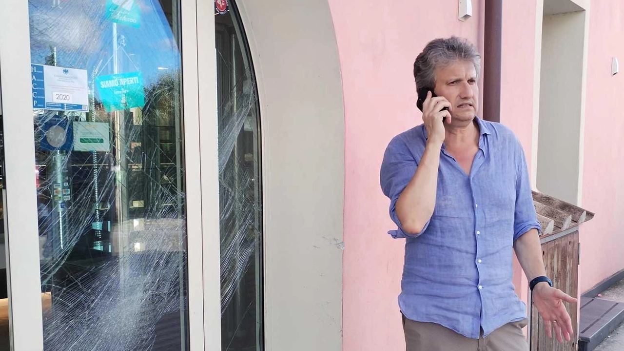 Il sindaco Massimiliano Angori davanti alla vetrina sfondata Il sindaco Massimiliano Angori davanti alla vetrina sfondata