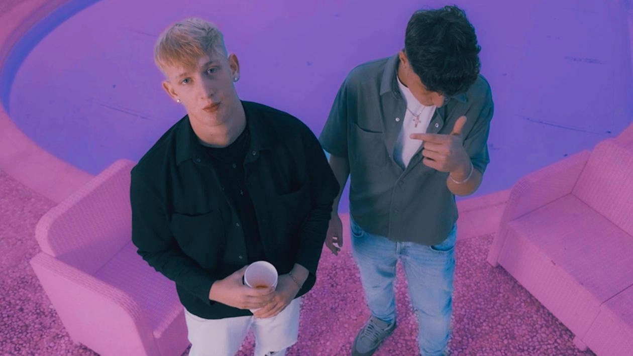 I due membri dei B1XMaxime nel loro ultimo video musicale I due membri dei B1XMaxime nel loro ultimo video musicale