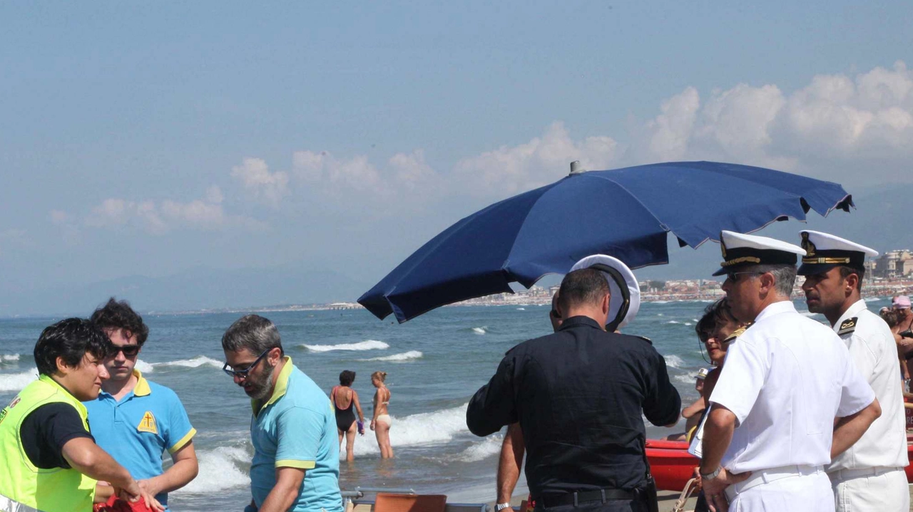 Guardia costiera e soccorritori sulla spiaggia (foto di repertorio) Guardia costiera e soccorritori sulla spiaggia (foto di repertorio)