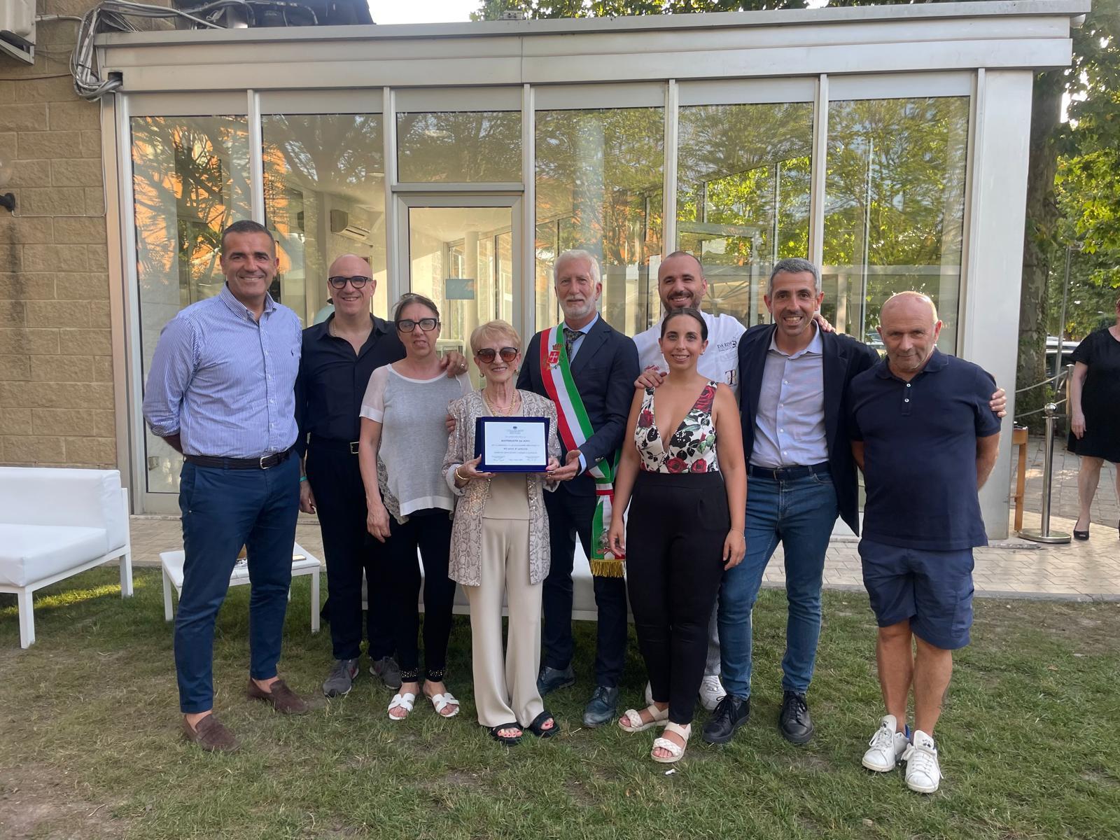 https://www.lanazione.it/image-service/view/acePublic/alias/contentid/YWM1ZjMxOGMtNWZlMi00/0/il-riconoscimento-per-i-60-anni-del-ristorante-da-rino.jpeg
