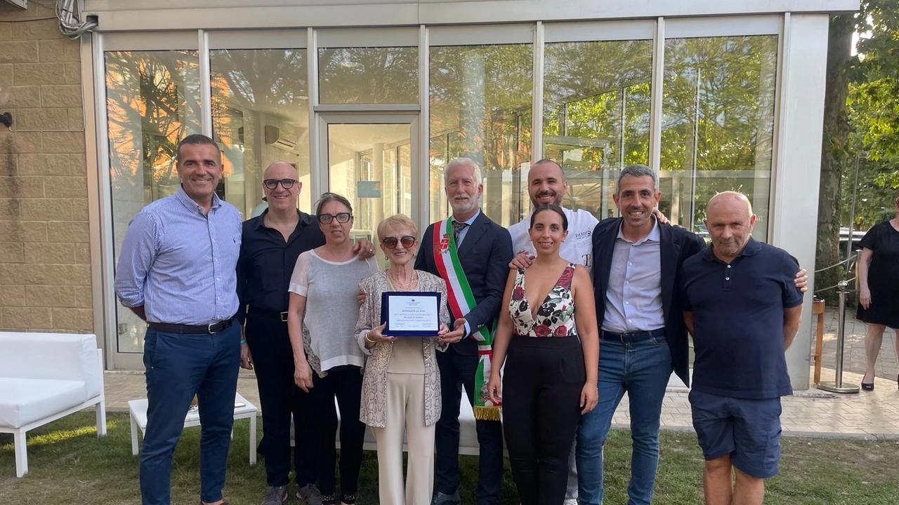 Il riconoscimento per i 60 anni del ristorante Da Rino Il riconoscimento per i 60 anni del ristorante Da Rino