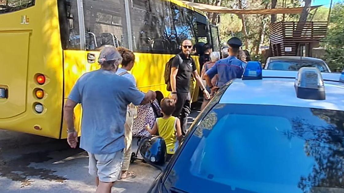 Aretini in fuga dal campeggio in Maremma. Maxi incendio: scatta l’evacuazione per 600