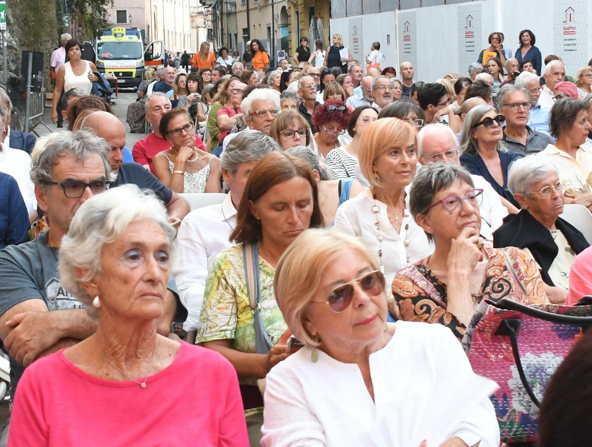 Con–Vivere, ponte con la scuola. Insegnanti e alunni protagonisti. Attestati di presenza per docenti Con–Vivere, ponte con la scuola. Insegnanti e alunni protagonisti. Attestati di presenza per docenti