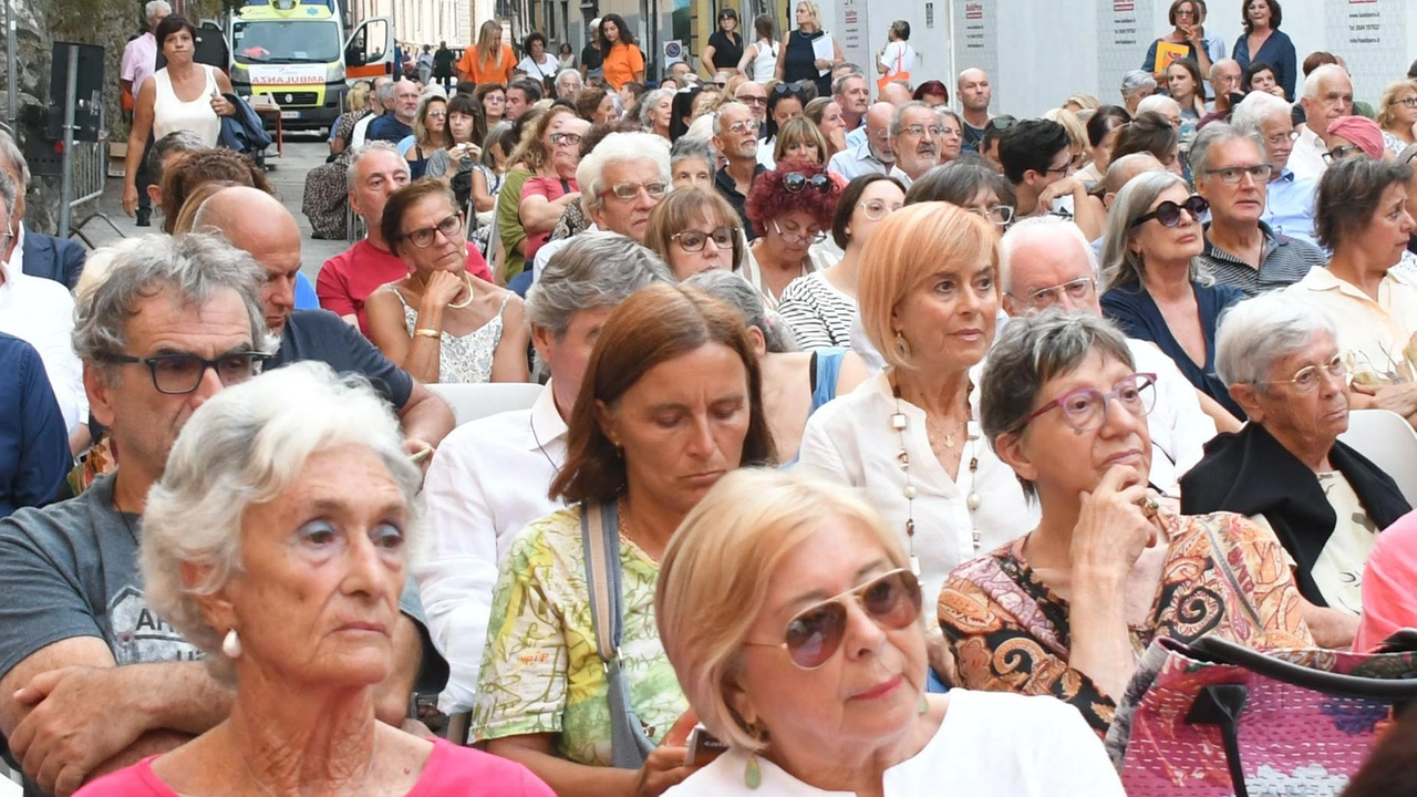 Previste ore di formazione per i professori in 21 incontri di parola sul tema della pluralità . Una collaborazione con l’Ufficio scolastico provinciale. Magliette arancioni per i ragazzi.