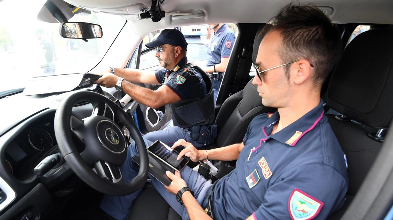 Sul posto è arrivata una ambulanza inviata dal 118 e una volante della polizia Sul posto è arrivata una ambulanza inviata dal 118 e una volante della polizia