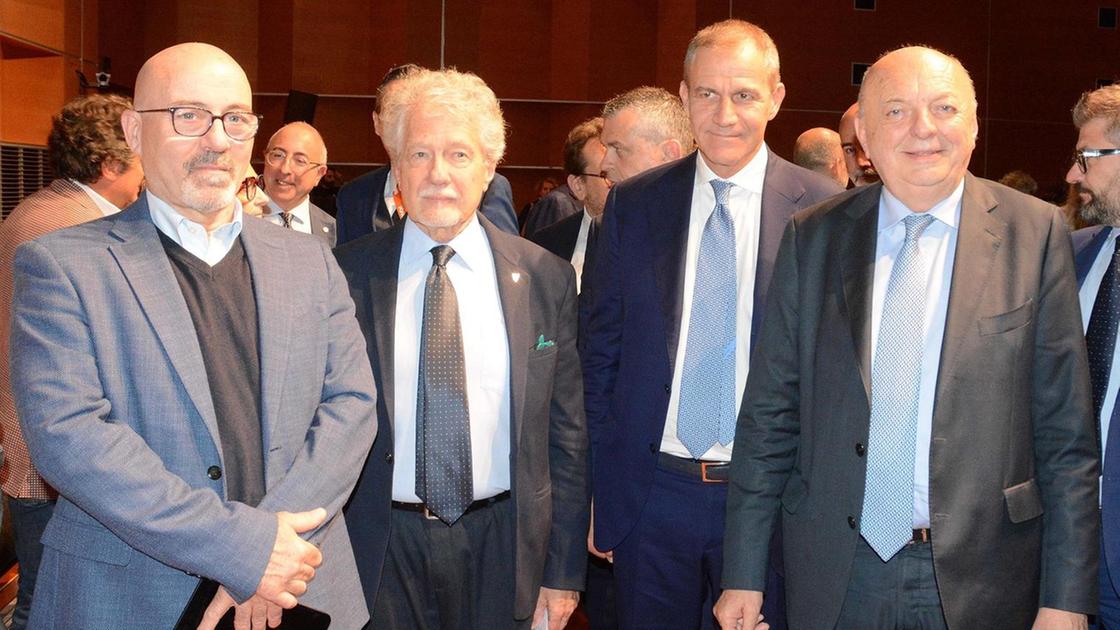 https://www.lanazione.it/image-service/view/acePublic/alias/contentid/YWM3MjhlOGYtNzliZi00/0/rinnovabili-e-il-momento-di-correre-macri-da-estra-accelera-sullenergia-e-arriva-la-benedizione-del-governo.jpeg?f=16:9&w=1200&h=630