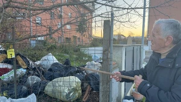 Residenti di via Tirreno denunciano degrado e discarica abusiva. Chiedono intervento del Comune per ripristinare il giardino pubblico. Residenti di via Tirreno denunciano degrado e discarica abusiva. Chiedono intervento del Comune per ripristinare il giardino pubblico.