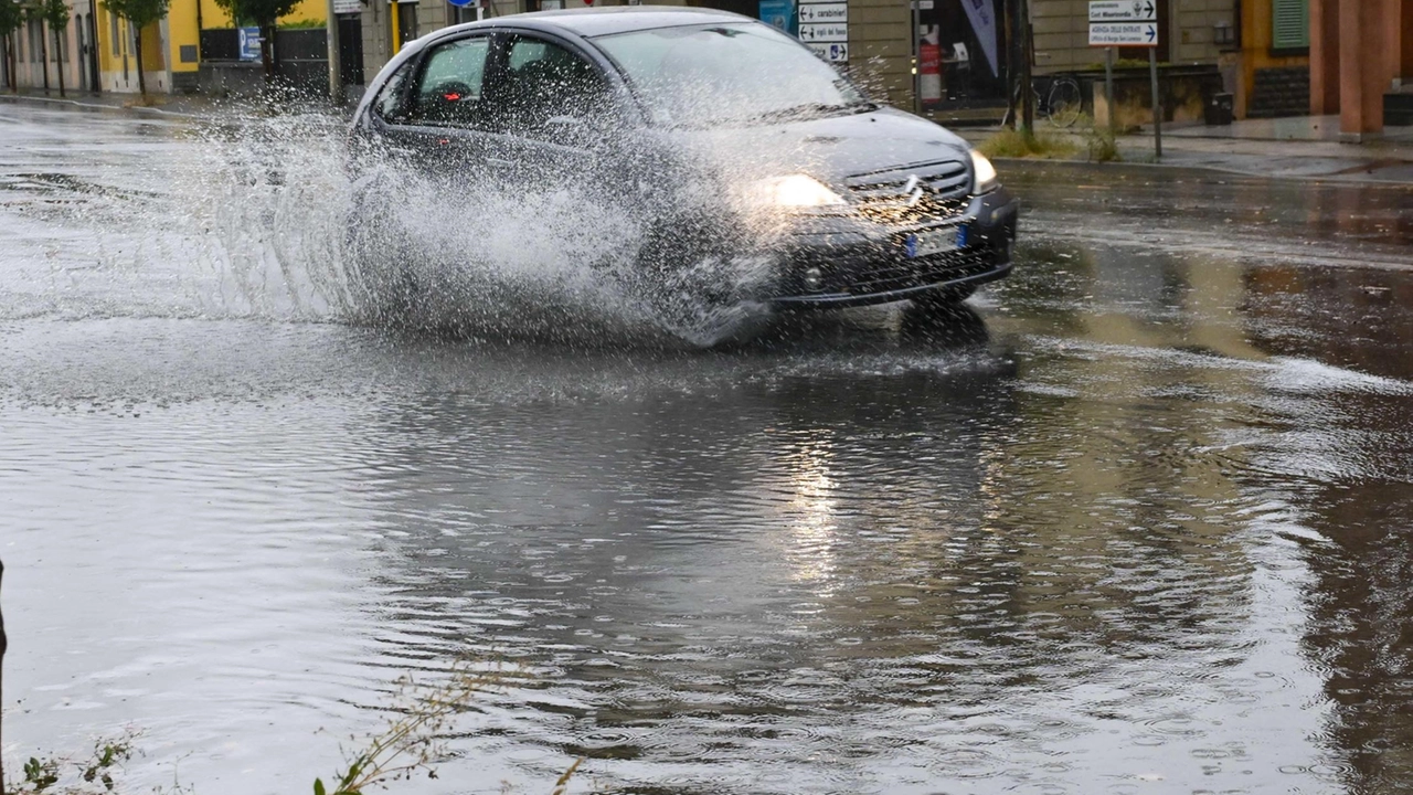 Una strada allagata anche nel territorio pistoiese molte vie si sono rapidamente riempite d’acqua (foto d’archivio) Una strada allagata anche nel territorio pistoiese molte vie si sono rapidamente riempite d’acqua (foto d’archivio)