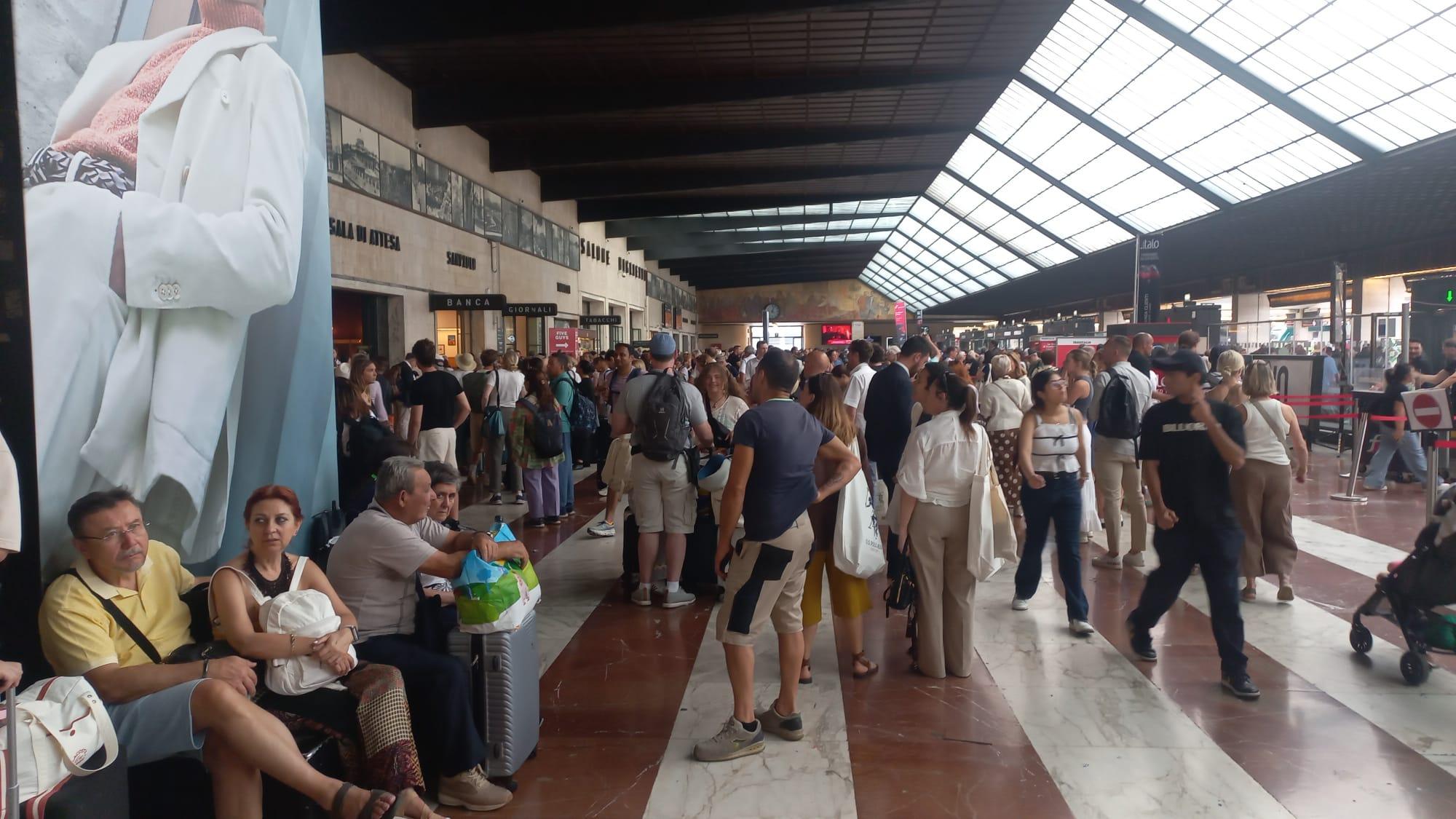 guasto sulla linea alta velocit224 caos alla stazione santa maria novella di firenze