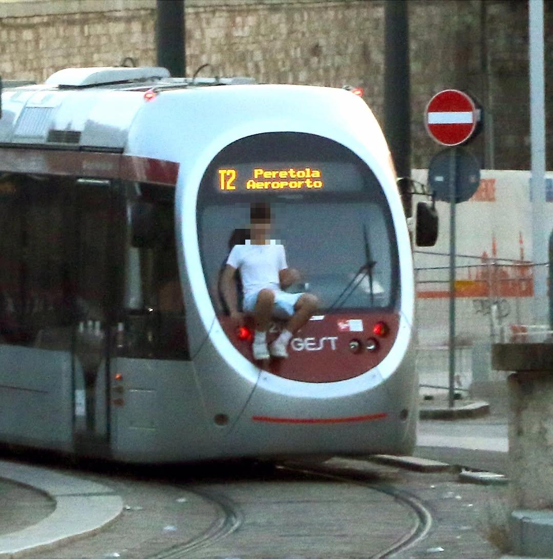 firenze la bravata del ragazzino che viaggia aggrappato alla tramvia