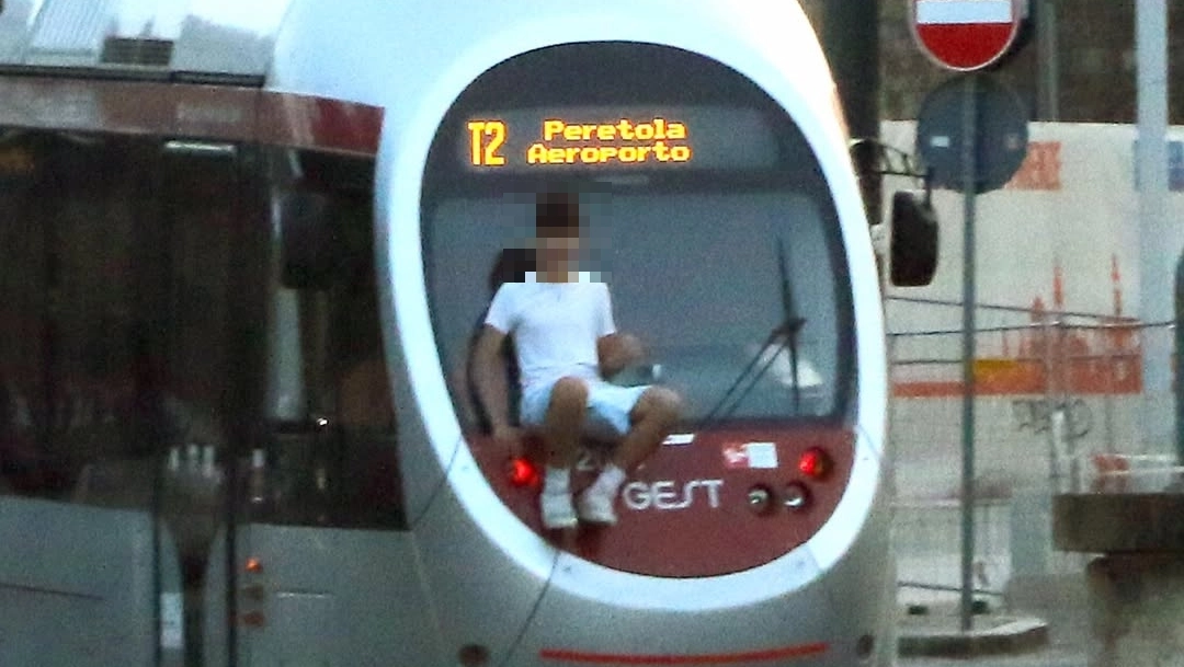 La bravata del ragazzino seduto sulla tramvia... ma all'esterno La bravata del ragazzino seduto sulla tramvia... ma all'esterno