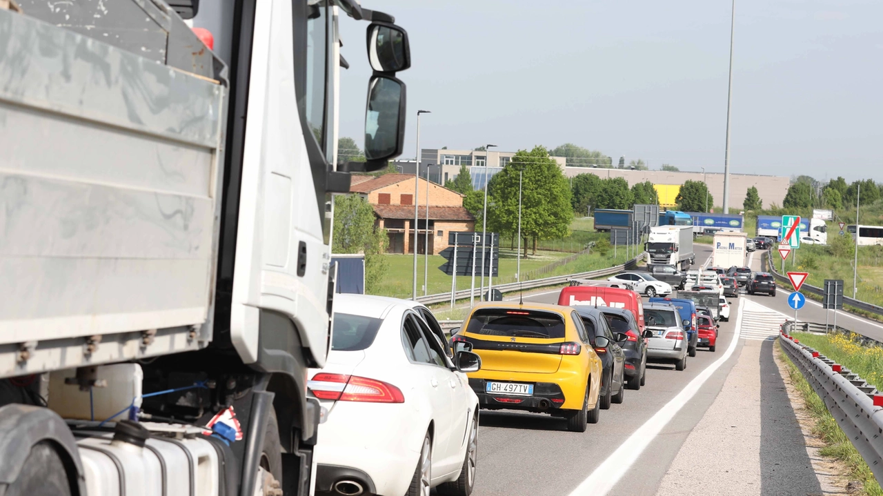 Incidente stradale in A1, tir esce di strada e finisce in una scarpata (foto repertorio)
