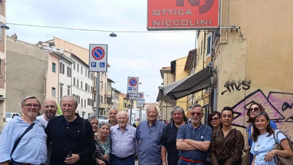 Gli attivisti dell’associazione In Stile Pisano, con le consigliere comunali di Fratelli d’Italia Rachele Compare ed Alessandra Orlanza Gli attivisti dell’associazione In Stile Pisano, con le consigliere comunali di Fratelli d’Italia Rachele Compare ed Alessandra Orlanza