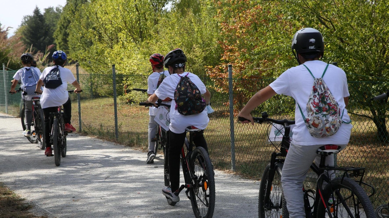 L’anello ciclopedonale di 72 chilometri partendo dai tracciati esistenti, raccorderà i diversi paesaggi, migliorando i collegamenti intercomunali e potenziando le reti di mobilità dolce L’anello ciclopedonale di 72 chilometri partendo dai tracciati esistenti, raccorderà i diversi paesaggi, migliorando i collegamenti intercomunali e potenziando le reti di mobilità dolce