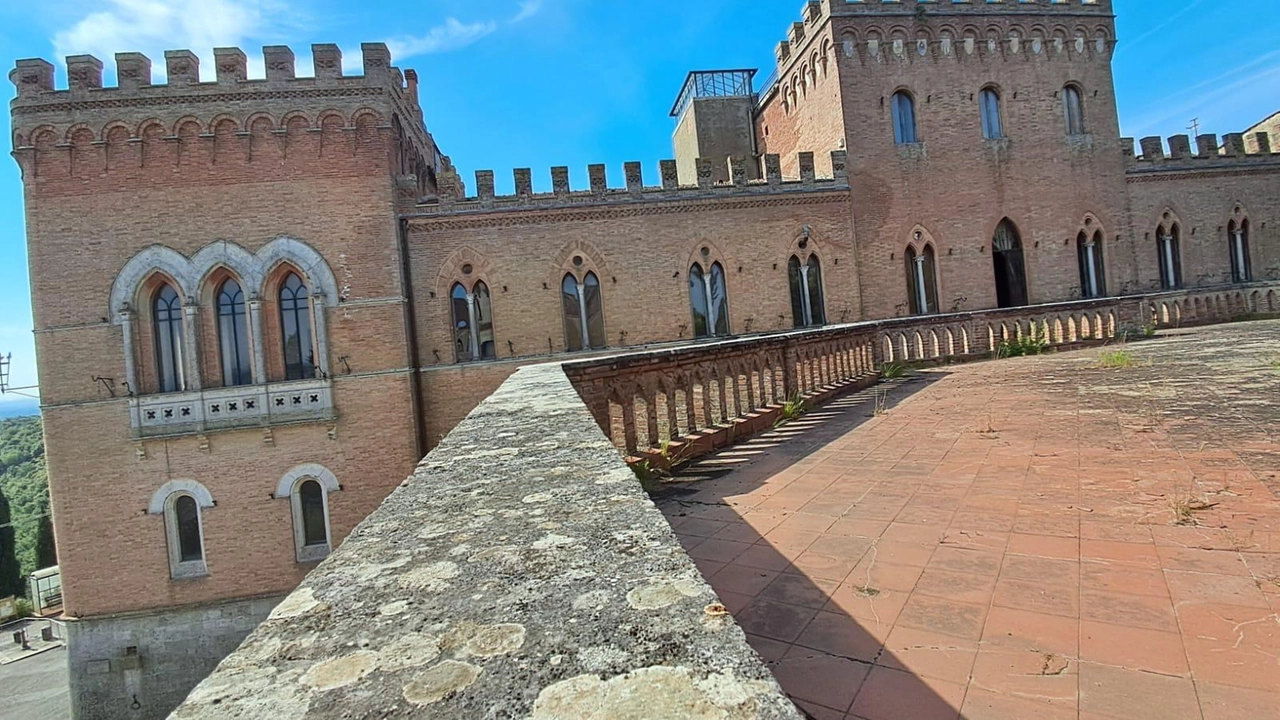 La Rocca di Farnetella domina imponente sul borgo e la campagna circostante La Rocca di Farnetella domina imponente sul borgo e la campagna circostante