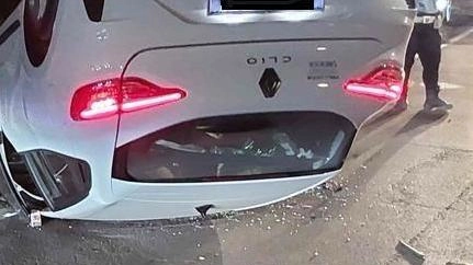 La macchina che si è ribaltata in via Ferrucci La macchina che si è ribaltata in via Ferrucci